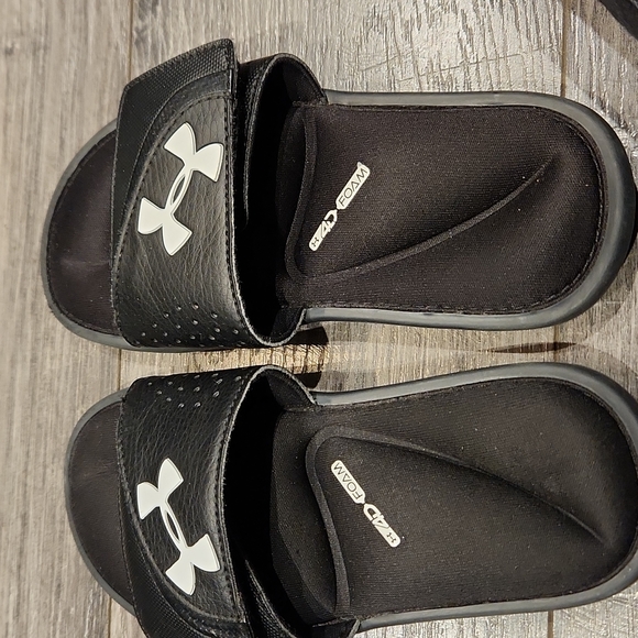 EUC Under Armour 4D Foam Boys sz 1Y Velcro sandals - Picture 2 of 6